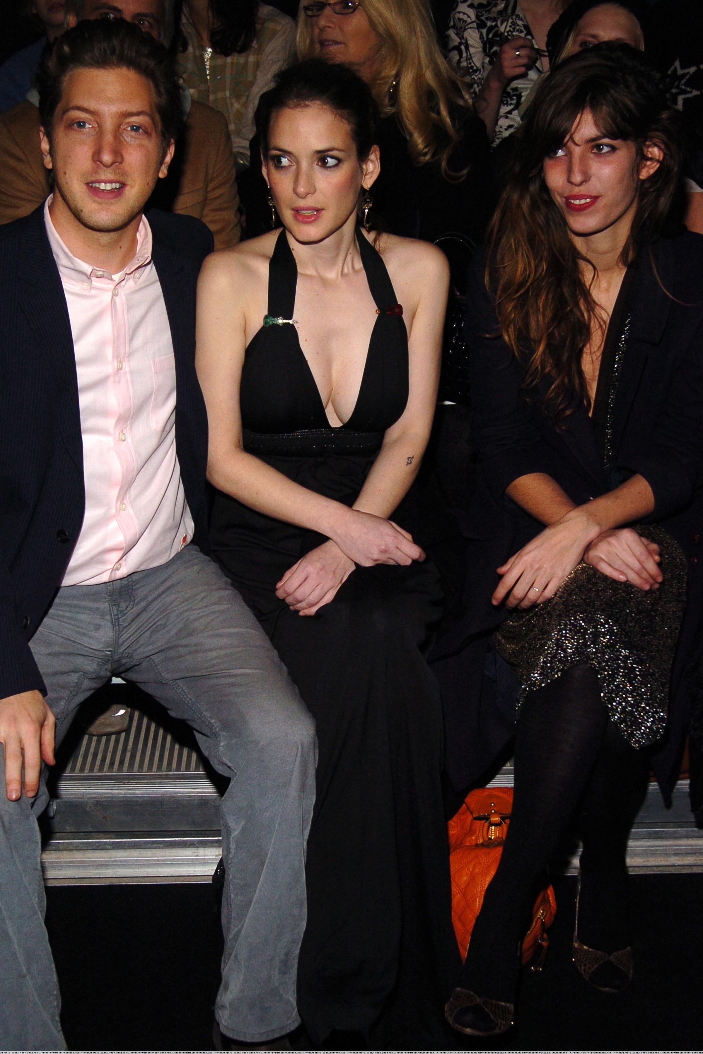 hq059.jpg hq059.jpg